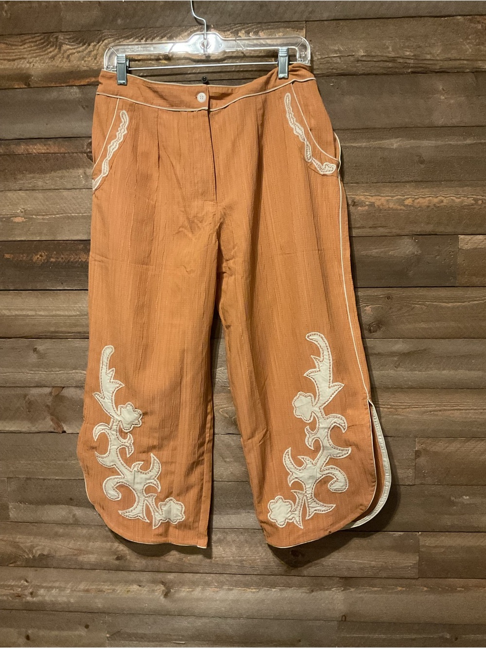 Howdy Hanny Appliqué Apricot Pants Capri Women’s Size Large NWT